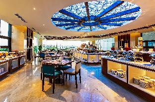 maximilan danang beach hotel