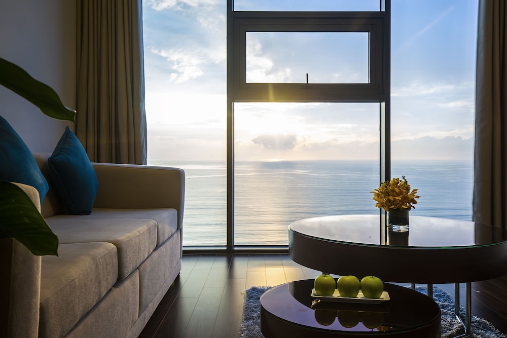 maximilan danang beach hotel