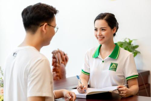 Khu vực lễ tân hỗ trợ khách tại Amigo Hue Hotel Huế