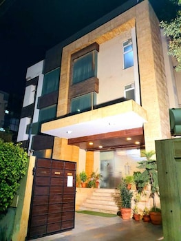 merriment hotel sec 31