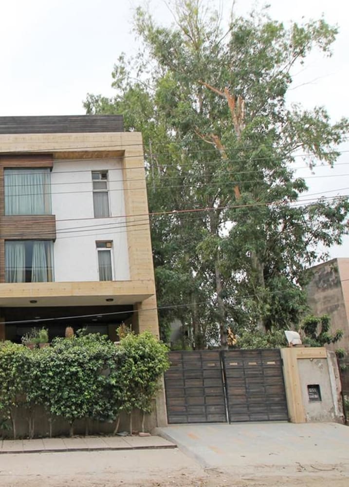 merriment hotel sec 31