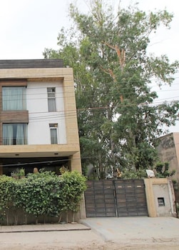 merriment hotel sec 31