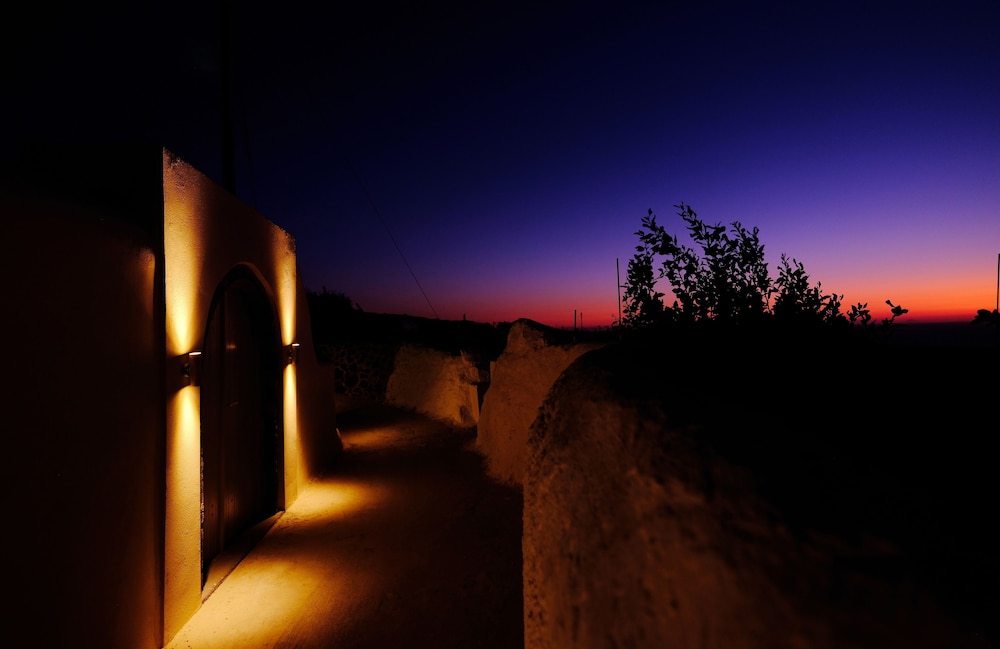 andronikos canaves santorini