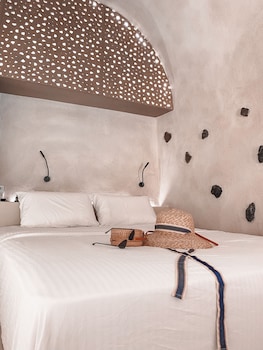 andronikos canaves santorini