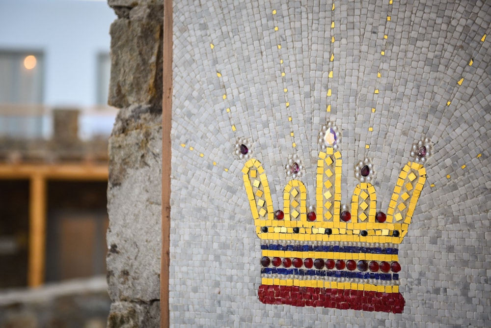 myconian crown suites