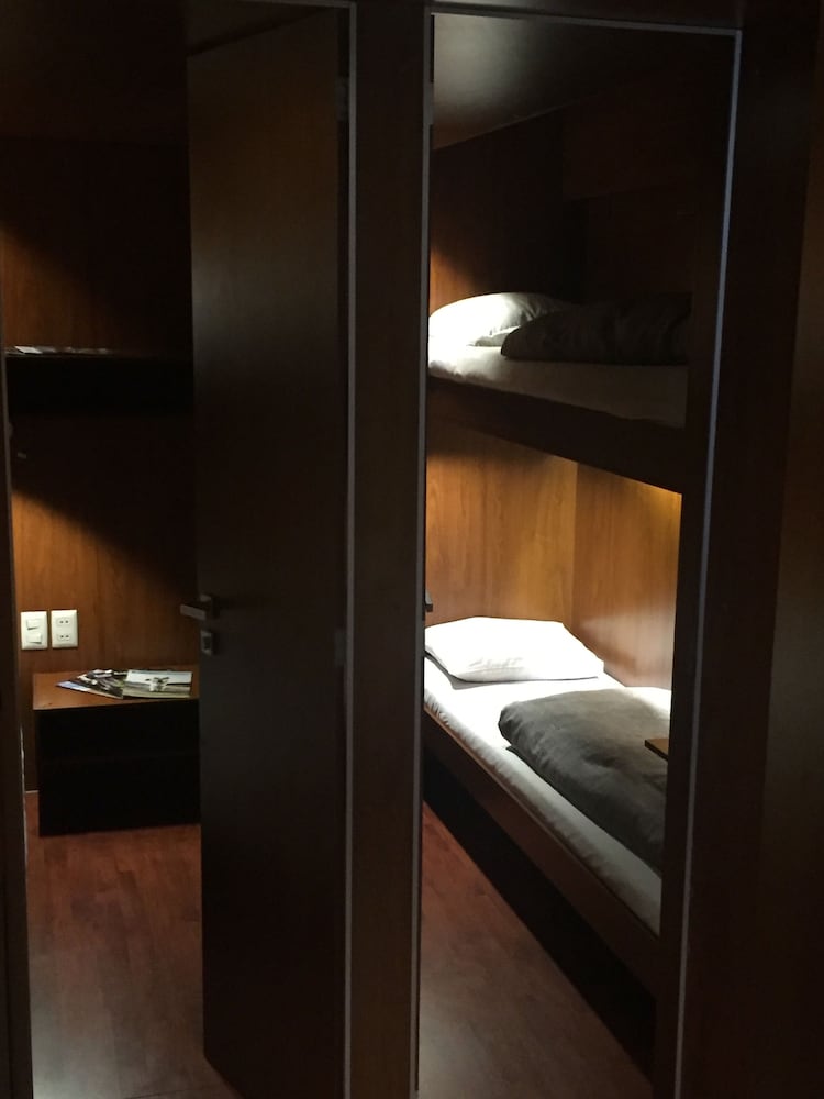 onkel inn airport sleepbox