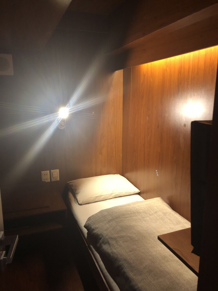 onkel inn airport sleepbox