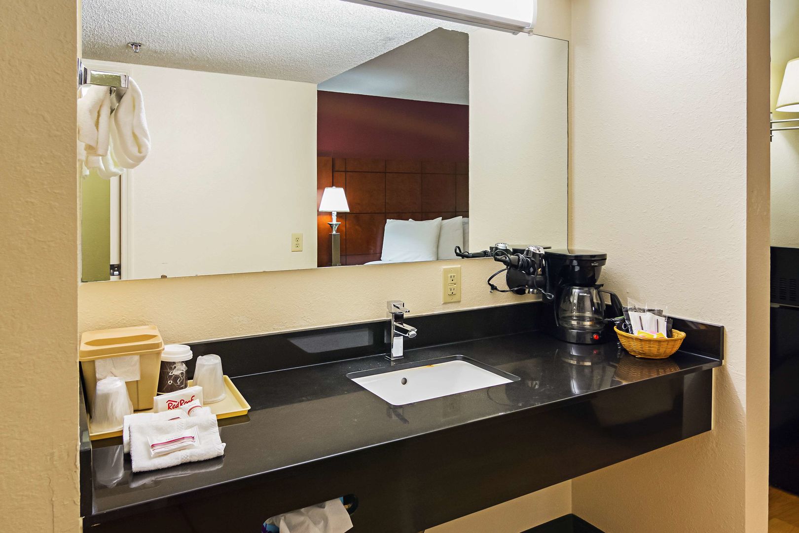 red roof inn and suites fayetteville fort bragg