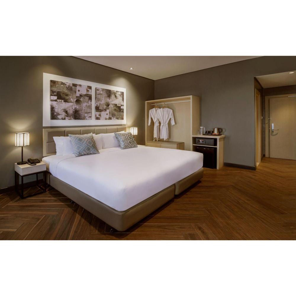 summit hotel greenhills