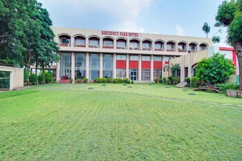 oyo 60852 hotel residency park