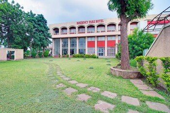 oyo 60852 hotel residency park