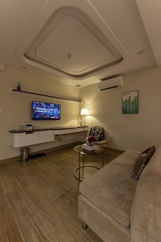 golden tree hotel and apartment by zuzu