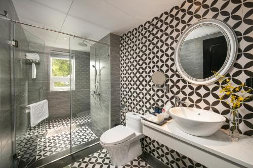 shining central hotel and spa