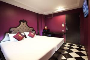 violet tower at khaosan palace