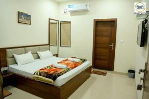 Hotel Babylon Regency,10 Meters From Janamsthan Temple,2 star