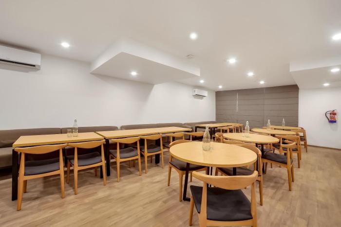 super townhouse 158 near netaji subhash marg near appu ghar