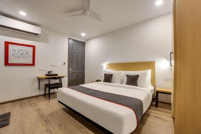super townhouse 158 near netaji subhash marg near appu ghar