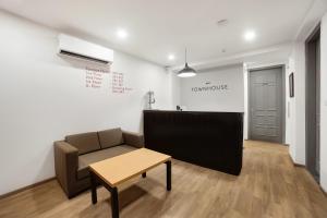 super townhouse 158 near netaji subhash marg near appu ghar