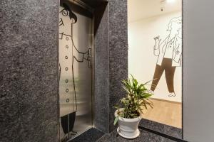 super townhouse 158 near netaji subhash marg near appu ghar