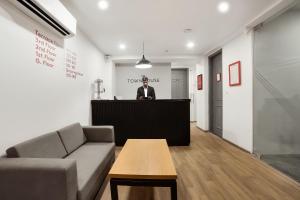 super townhouse 158 near netaji subhash marg near appu ghar
