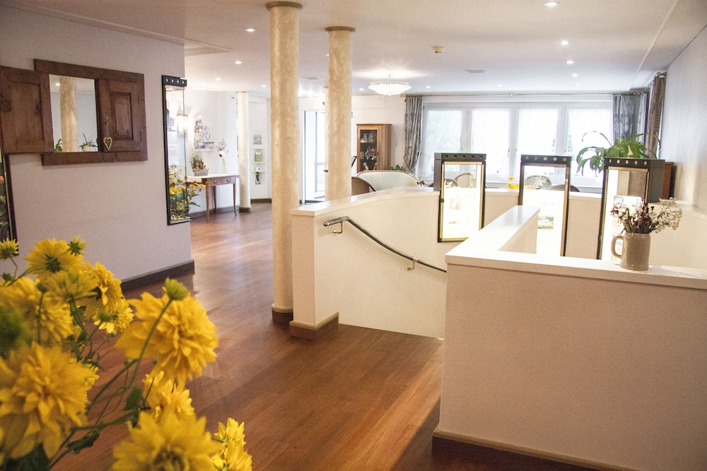 hotel and spezialitatenrestaurant zur linde