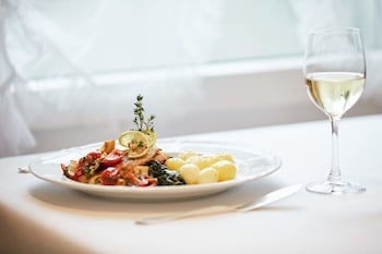 hotel and spezialitatenrestaurant zur linde