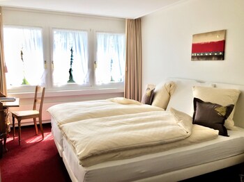 hotel and spezialitatenrestaurant zur linde