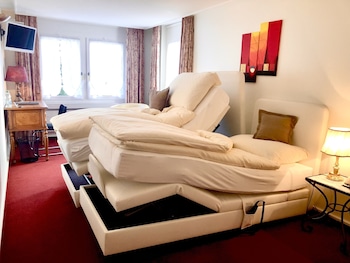 hotel and spezialitatenrestaurant zur linde