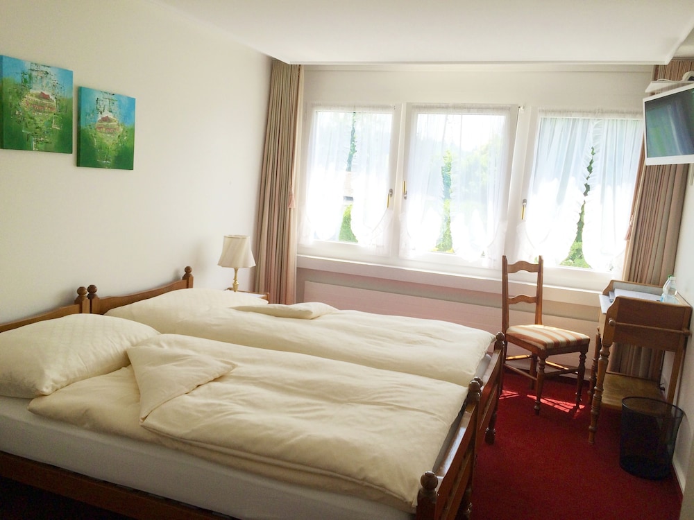 hotel and spezialitatenrestaurant zur linde