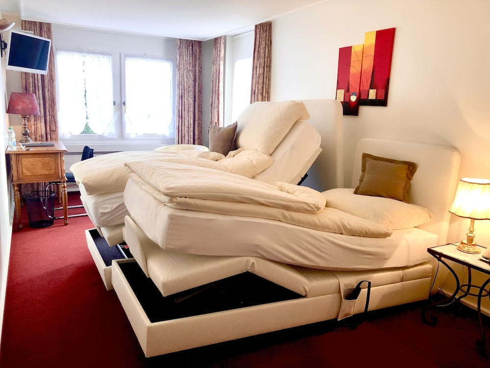 hotel and spezialitatenrestaurant zur linde