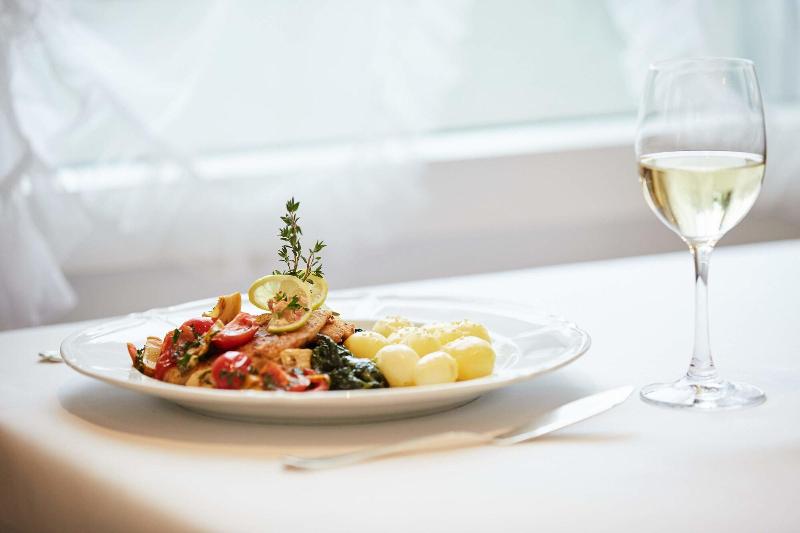 hotel and spezialitatenrestaurant zur linde