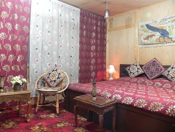 Shabrose Heritage Houseboats,Jammu>>Gulmarg,3 star