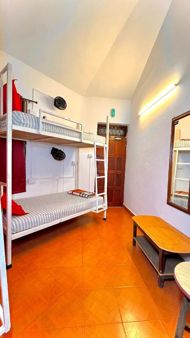 piggy hostel vagator