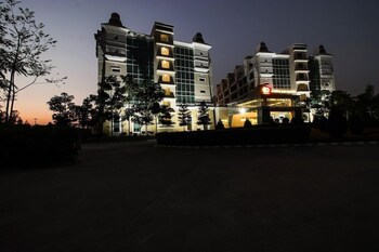 four leaf service suites