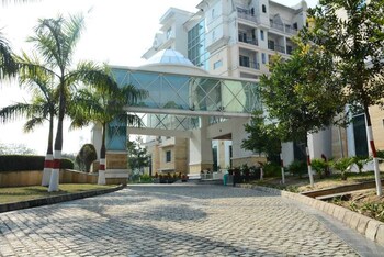 four leaf service suites