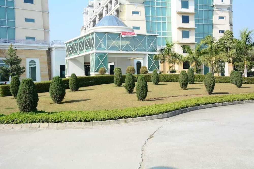 four leaf service suites