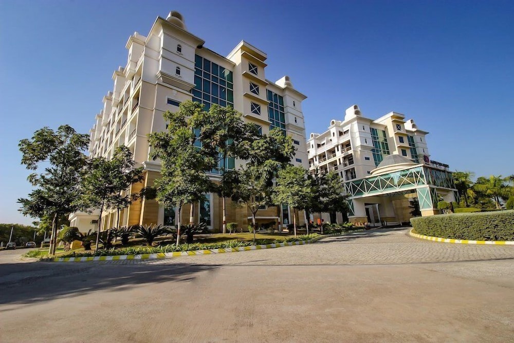 four leaf service suites