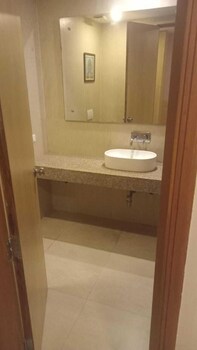 four leaf service suites