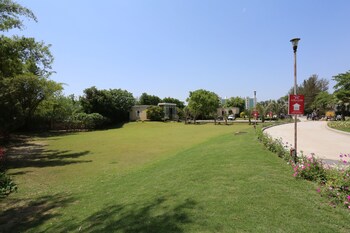 four leaf service suites