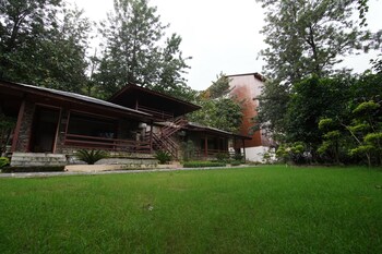 four leaf service suites