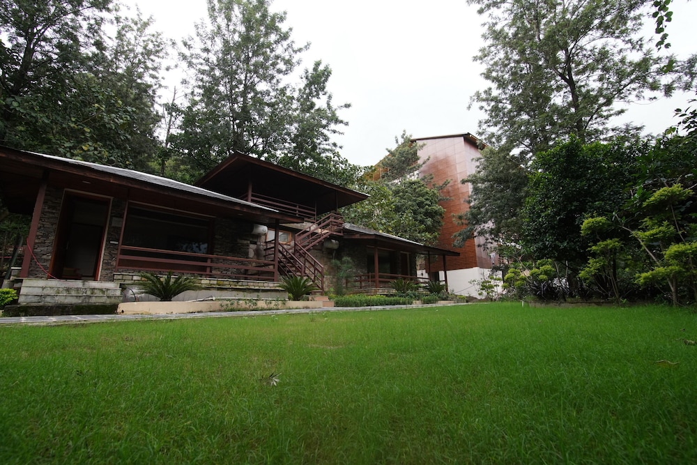 four leaf service suites