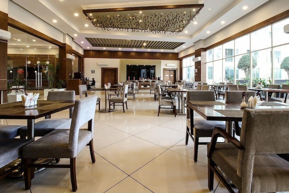 four leaf service suites