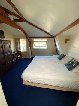 hotel bridges house