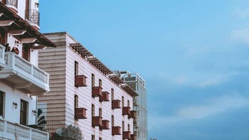 viraj sarovar portico