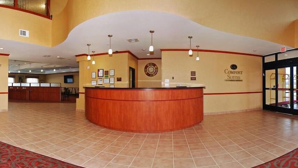 quality suites near cedar creek lake