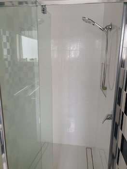 abbotsford private rooms and pods 15 charles homestay