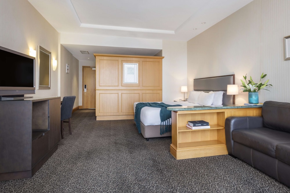 oaks gold coast hotel