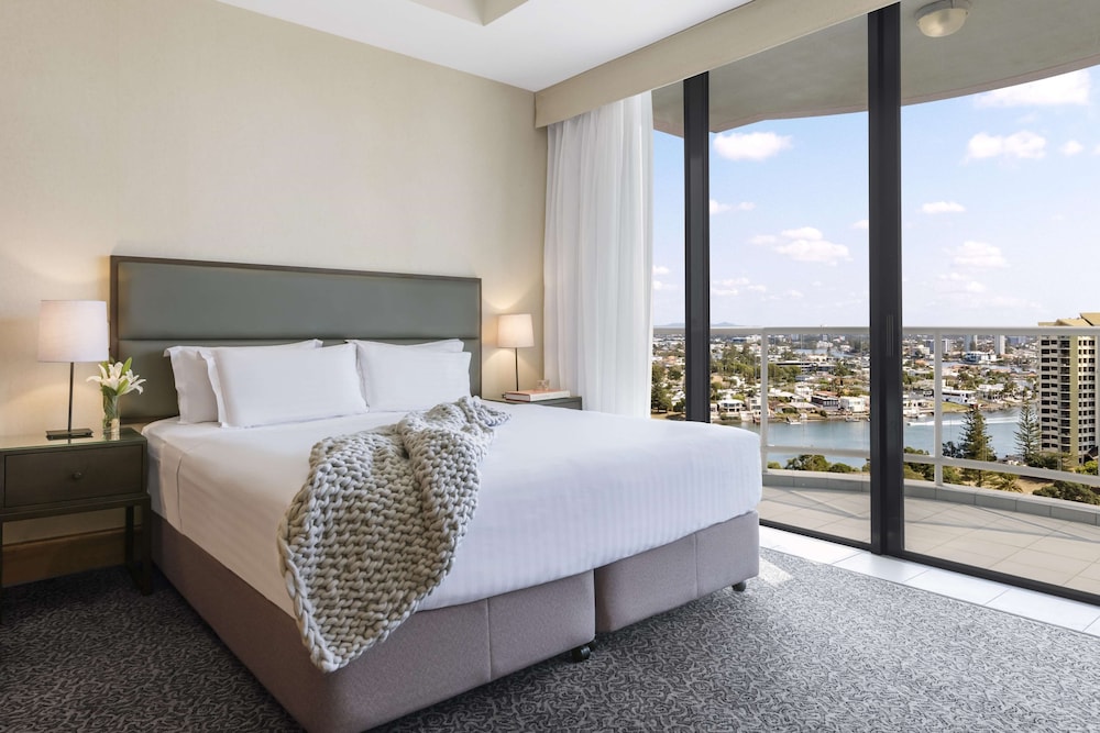 oaks gold coast hotel