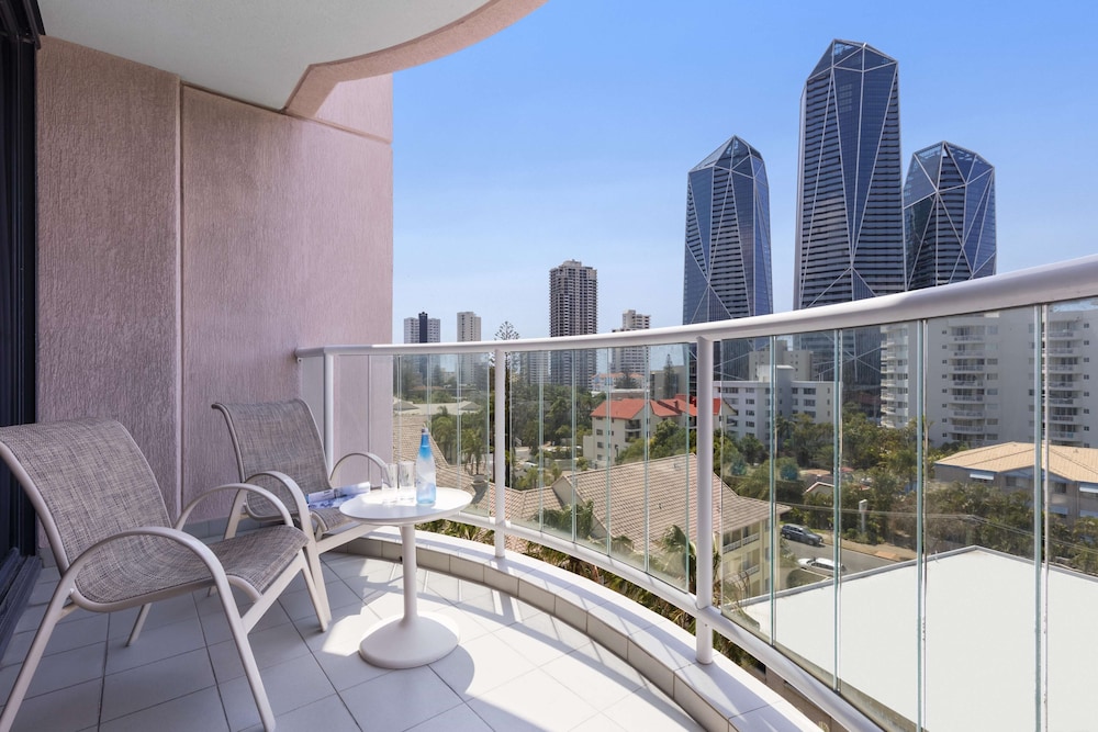 oaks gold coast hotel