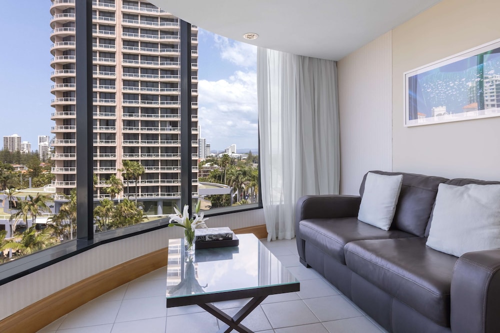 oaks gold coast hotel